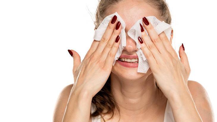 Yüzdeki makyajı kiri söküp atıyor Kozmetiklerden daha etkili, yapımı çok kolay