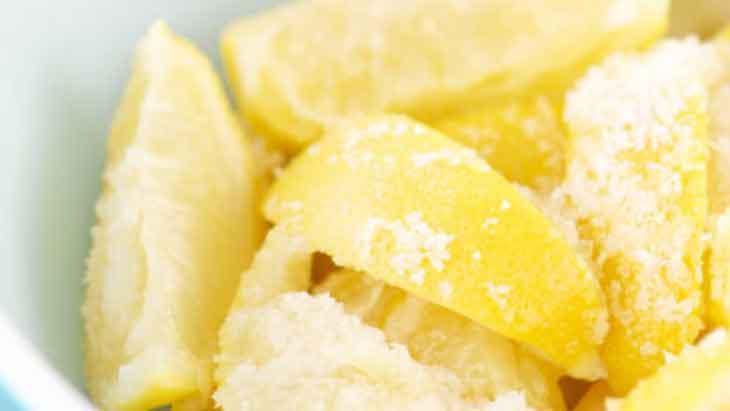 Çıt çıt kırılan tırnaklara son Yarım limonun suyuyla karıştırıp ovun, 10 dakika yeterli Çıt çıt kırılan tırnaklara son Yarım limonun suyuyla karıştırıp ovun, 10 dakika yeterli