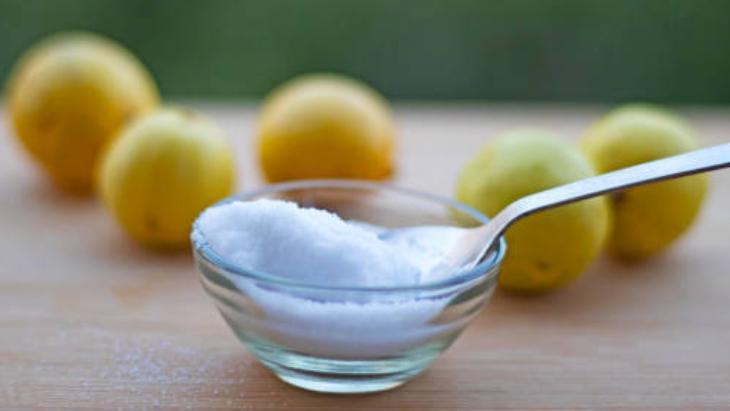 Çıt çıt kırılan tırnaklara son Yarım limonun suyuyla karıştırıp ovun, 10 dakika yeterli Çıt çıt kırılan tırnaklara son Yarım limonun suyuyla karıştırıp ovun, 10 dakika yeterli