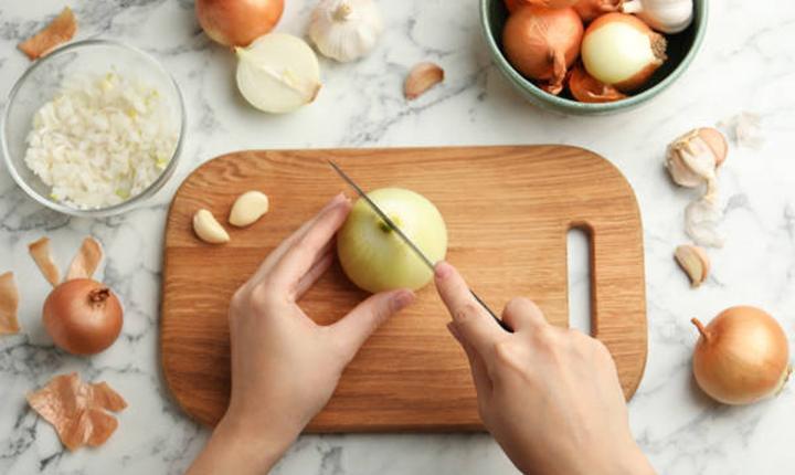 GÖZ YAKMAYAN, SULANDIRMAYAN SOĞAN DOĞRAMA TAKTİKLERİ