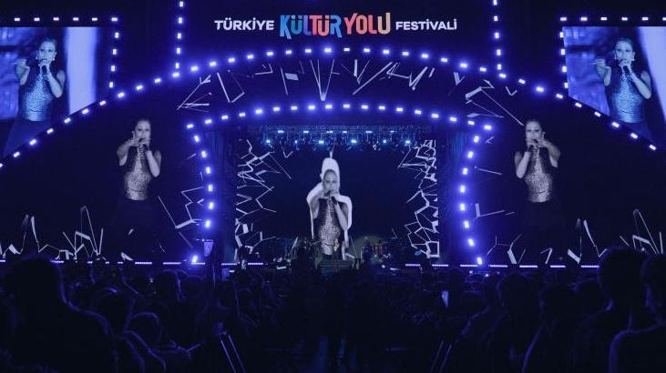 Derya Uluğ, Erzurumda sahneye çıktı Aynı konulara parmak basmaya devam edeceğim
