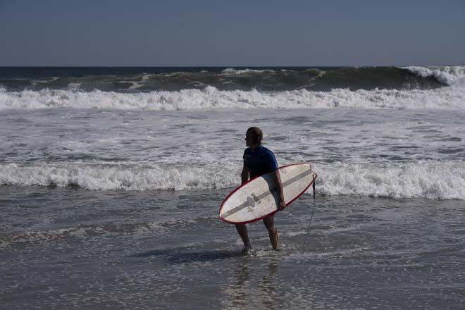 Erin Kasırgasında sahile akın ettiler, sörf yaptılar