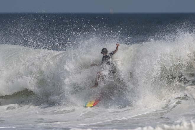 Erin Kasırgası'nda sahile akın ettiler, sörf yaptılar!