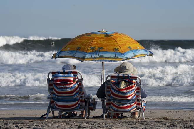 Erin Kasırgasında sahile akın ettiler, sörf yaptılar