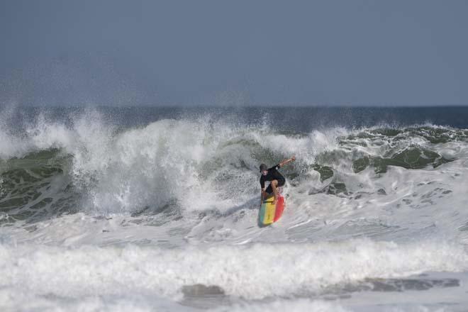 Erin Kasırgasında sahile akın ettiler, sörf yaptılar