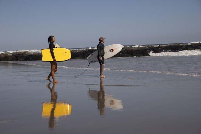 Erin Kasırgasında sahile akın ettiler, sörf yaptılar