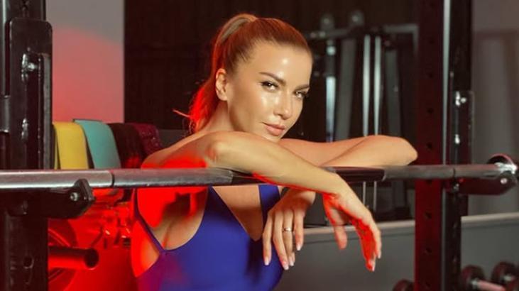 Ivana Sert, Dua Lipa akımını kaçırmadı Çift bikini giydi Ivana Sert, Dua Lipa akımını kaçırmadı Çift bikini giydi