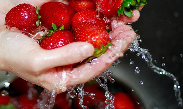 ÇİLEKLERİ YIKAYIN