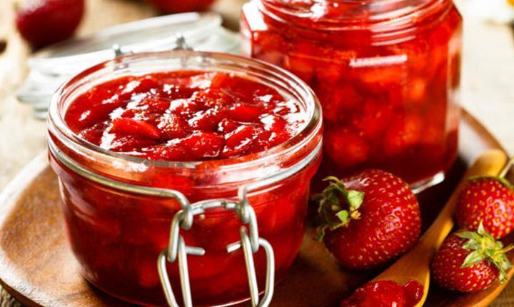 Ekmek banmalık çilek reçeli tarifi 🍓 Böyle test edin: Bir bardak suya damlatın ve izleyin