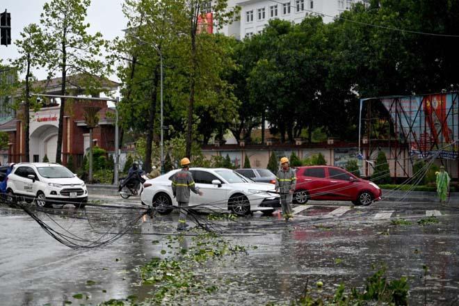 Vietnamı Kajiki Tayfunu esir aldı Binlerce kişi tahliye ediliyor Vietnamı Kajiki Tayfunu esir aldı Binlerce kişi tahliye ediliyor