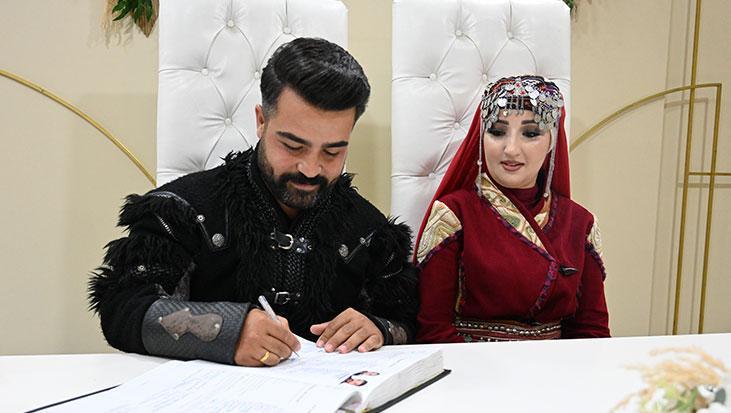 Sürpriz nikah: Genç çift gelinlik ve damatlık yerine geleneksel kıyafet giydi