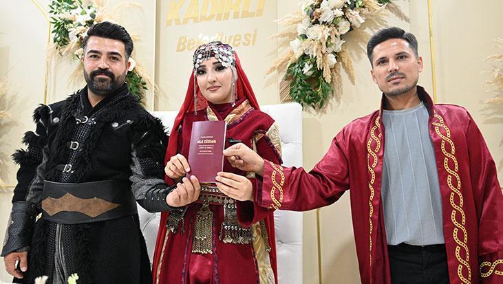 Sürpriz nikah: Genç çift gelinlik ve damatlık yerine geleneksel kıyafet giydi