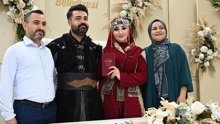 Sürpriz nikah: Genç çift gelinlik ve damatlık yerine geleneksel kıyafet giydi