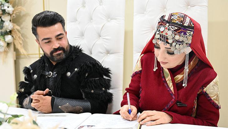 Sürpriz nikah: Genç çift gelinlik ve damatlık yerine geleneksel kıyafet giydi