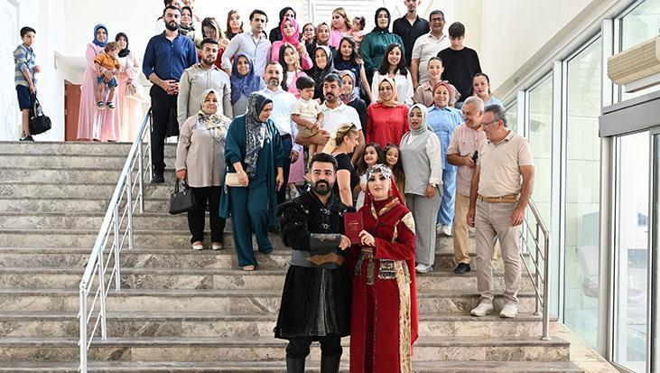 Sürpriz nikah: Genç çift gelinlik ve damatlık yerine geleneksel kıyafet giydi