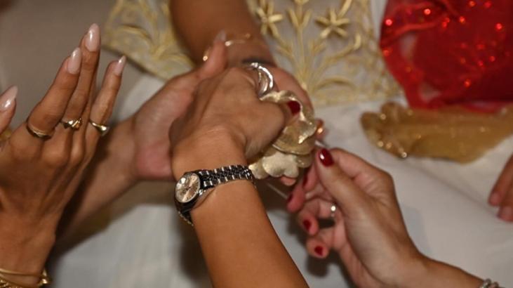 Esra Erolun kardeşi Eda Eroldan görkemli kına gecesi Yadigar elbise damga vurdu