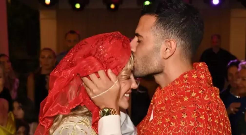 İşte kına gecesinden yeni kareler Esra Erolun kardeşi Eda Erol pilot sevgilisiyle evleniyor İşte kına gecesinden yeni kareler Esra Erolun kardeşi Eda Erol pilot sevgilisiyle evleniyor