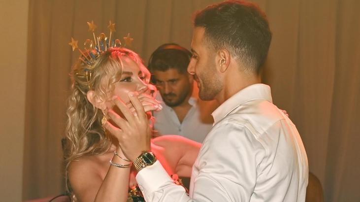 İşte kına gecesinden yeni kareler Esra Erolun kardeşi Eda Erol pilot sevgilisiyle evleniyor İşte kına gecesinden yeni kareler Esra Erolun kardeşi Eda Erol pilot sevgilisiyle evleniyor