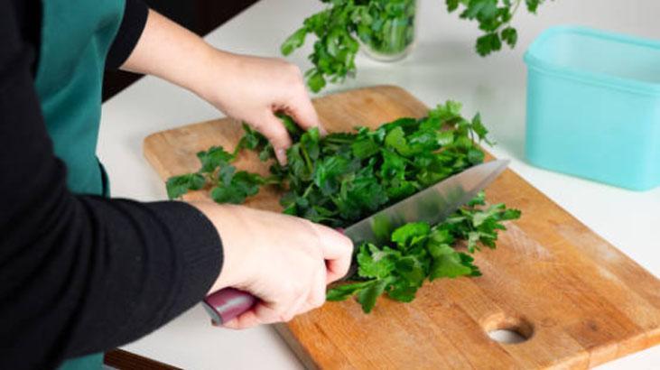 Yeşillikleri şipşak temizleten babaanne sırrı Yaprakları kendiliğinden ayrılacak