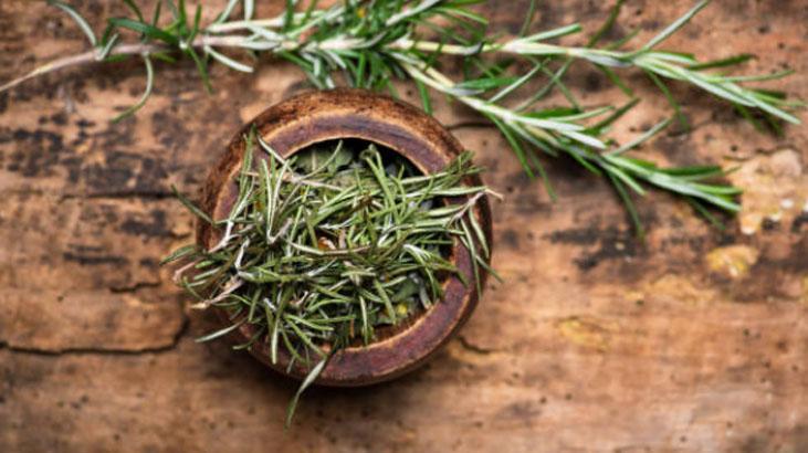 Yeşillikleri şipşak temizleten babaanne sırrı Yaprakları kendiliğinden ayrılacak