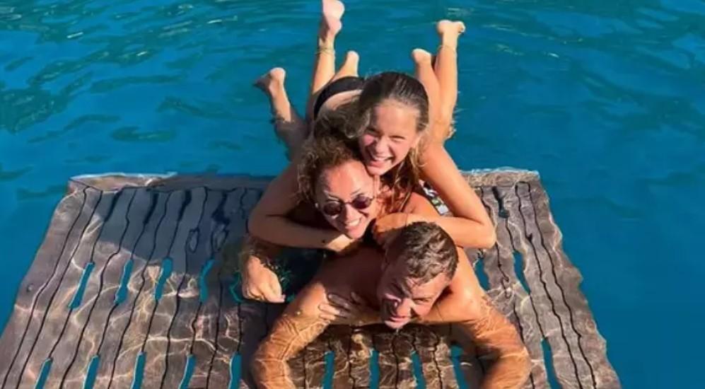 Pınar Altuğ yoga videosuyla gündem olmuştu Eşi Yağmur Atacanla aşk pozu verdi Pınar Altuğ yoga videosuyla gündem olmuştu Eşi Yağmur Atacanla aşk pozu verdi