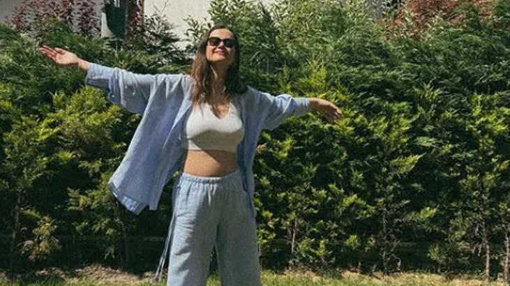Irem Helvacıoğlu foi ao casamento dela usando um colar cervical. Eu estou usando apenas meus dedos.