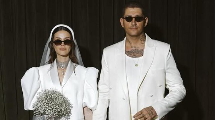 Irem Helvacıoğlu foi ao casamento dela usando um colar cervical. Eu estou usando apenas meus dedos.