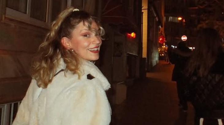 O amor entre Farah Zeynep Abdullah e Gökhan Özoğuz ficou evidente. Não havia espaço no local.
