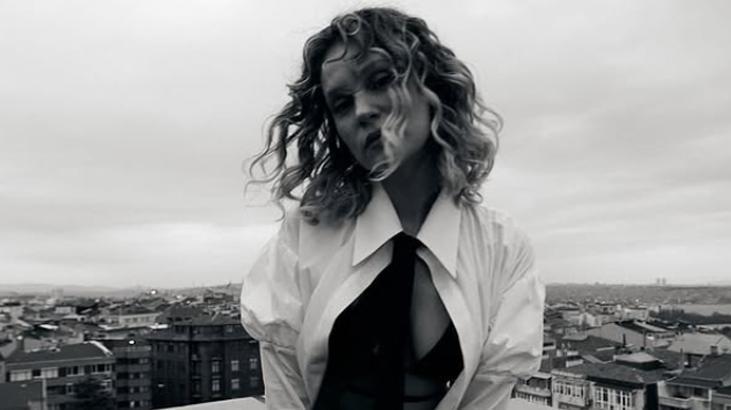 O amor entre Farah Zeynep Abdullah e Gökhan Özoğuz ficou evidente. Não havia espaço no local.