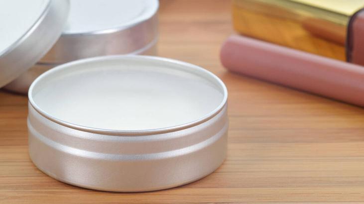 Saniyeler içinde pürüzsüz dudak görünümü Yağların nasıl kullanılacağını öğrenin