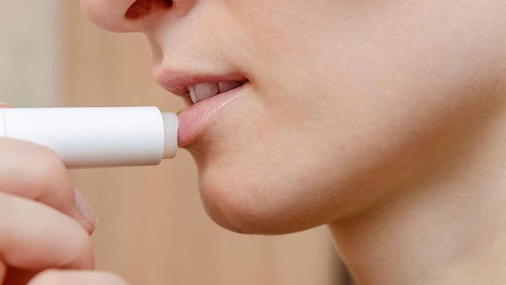 Saniyeler içinde pürüzsüz dudak görünümü Yağların nasıl kullanılacağını öğrenin