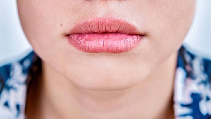 Saniyeler içinde pürüzsüz dudak görünümü Yağların nasıl kullanılacağını öğrenin