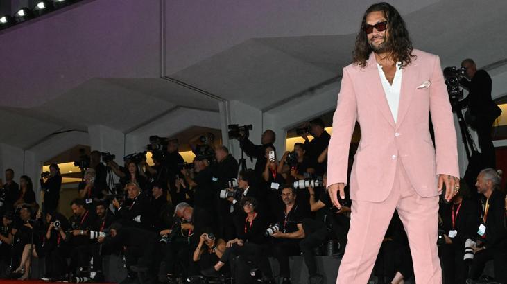 Venedik Film Festivaline damga vurdu Terlik ve pembe ojesiyle katıldı