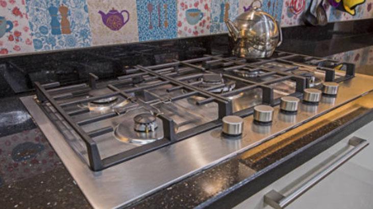Yemek taşsa da sorun yok Ocak-tezgah arasındaki boşluğu böyle kapatın, temizlik çok kolay Yemek taşsa da sorun yok Ocak-tezgah arasındaki boşluğu böyle kapatın, temizlik çok kolay
