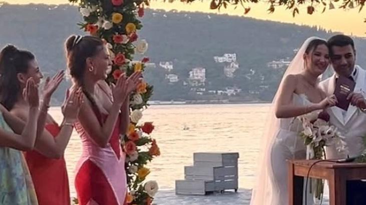 Ebru Şahin nikah şahidi oldu Ayakkabısı geceye damga vurdu Ebru Şahin nikah şahidi oldu Ayakkabısı geceye damga vurdu