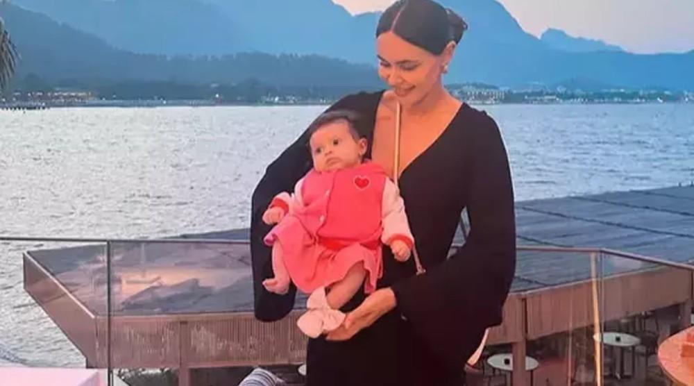 Fit haliyle dikkat çeken Zeynep Sever Demirel kızı Yasminin son halini paylaştı