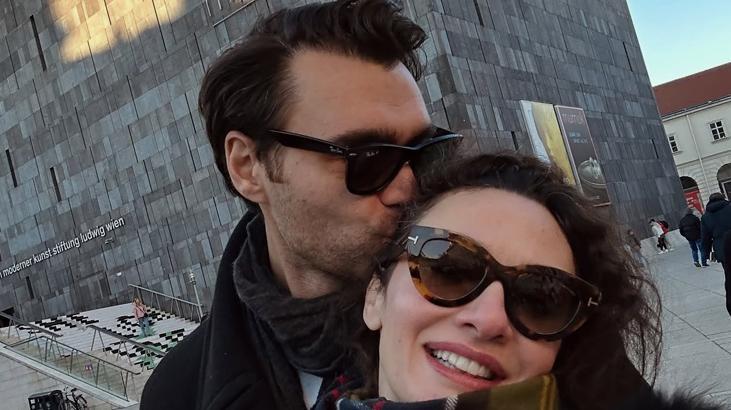 Palavras românticas de Birce Akalay Ele se apaixonou no aniversário da namorada