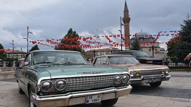 Sivas’ta zamana yolculuk Klasik otomobiller sergilendi