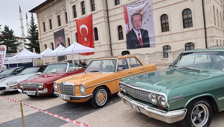 Sivas’ta zamana yolculuk Klasik otomobiller sergilendi