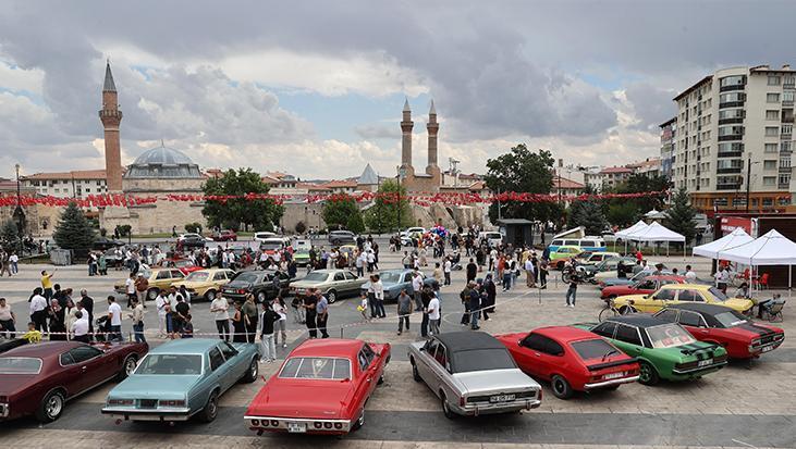 Sivas’ta zamana yolculuk Klasik otomobiller sergilendi