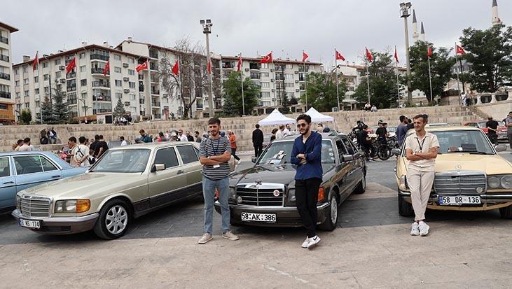 Sivas’ta zamana yolculuk Klasik otomobiller sergilendi