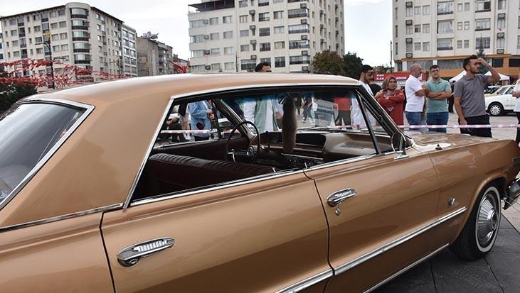 Sivas’ta zamana yolculuk Klasik otomobiller sergilendi
