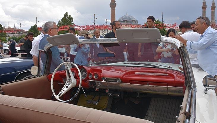 Sivas’ta zamana yolculuk Klasik otomobiller sergilendi