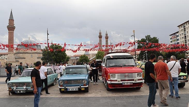 Sivas’ta zamana yolculuk Klasik otomobiller sergilendi