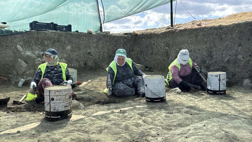 BİR KISIM YAPILAR SUYUN ALTINDA