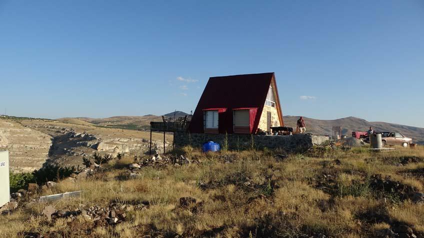 Tek başına dağın başına ev yaptı İçini görenler şoke oluyor: Misafir ağırlayabiliyoruz