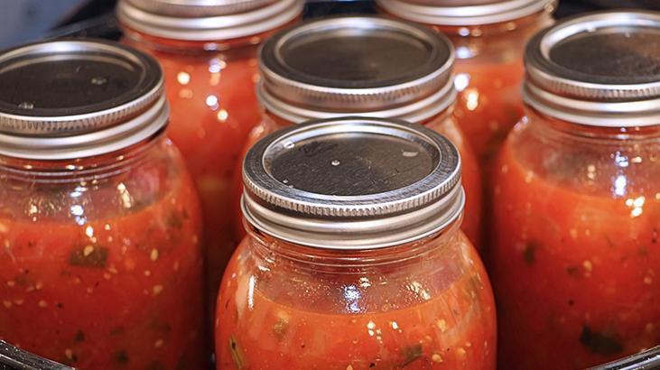 Turşu yaparken en büyük hata Kavanozları ters çevirmeyin, sağlıktan ediyor