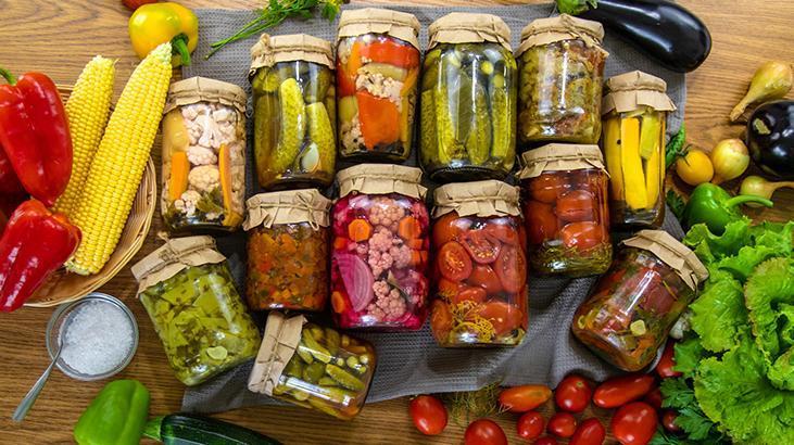 Turşu yaparken en büyük hata Kavanozları ters çevirmeyin, sağlıktan ediyor