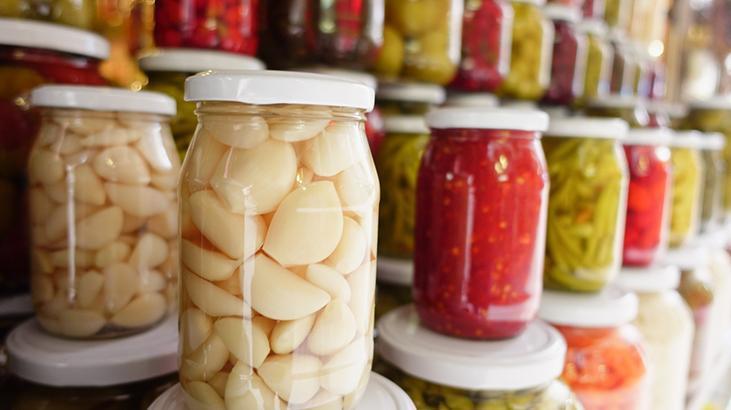 Turşu yaparken en büyük hata Kavanozları ters çevirmeyin, sağlıktan ediyor