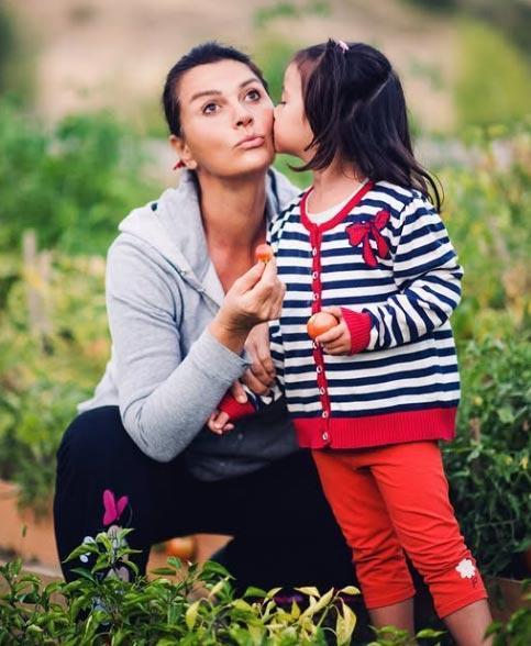 Ünlü oyuncu paylaştı: Salça kavurdu, yufka açtı...